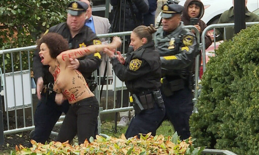 AKTIVIST: Her er kvinnen som ble anholdt. Hun var en av flere kvinner som hadde samlet seg til protester utenfor retten da Cosby ankom. Foto: NTB scanpix AKTIVIST: Her er kvinnen som ble anholdt. Hun var en av flere kvinner som hadde samlet seg til protester utenfor retten da Cosby ankom. Foto: NTB scanpix