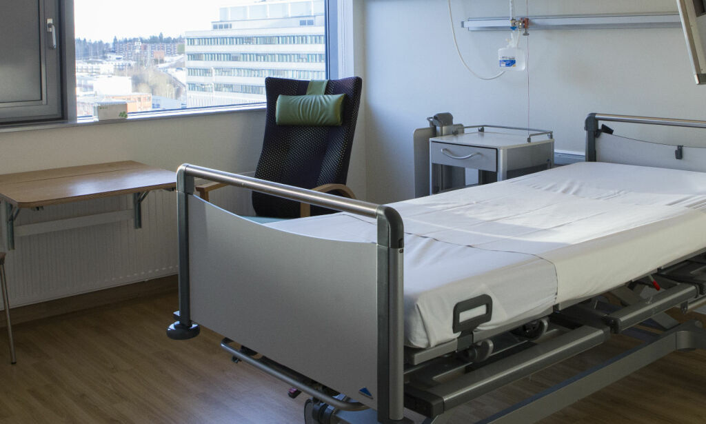 image: Overlege raser: Mener nedbygging av sengeplasser setter liv i fare