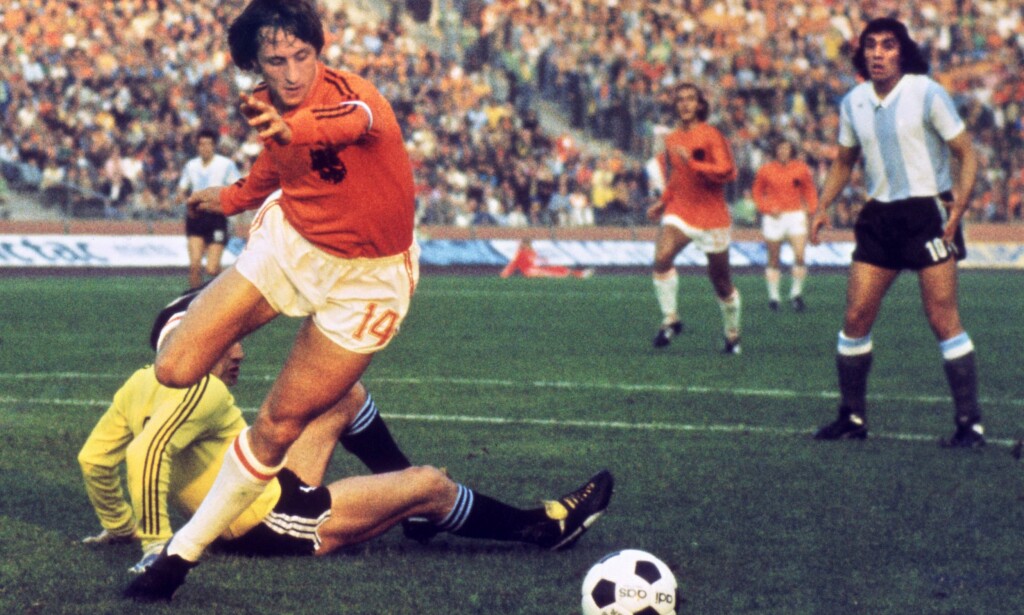 LEGENDARISK: Johann Cruyff dribler seg forbi den argentinske keeperen Daniel Carnevali. Foto: AFP PHOTO / STF / NTB Scanpix LEGENDARISK: Johann Cruyff dribler seg forbi den argentinske keeperen Daniel Carnevali. Foto: AFP PHOTO / STF / NTB Scanpix