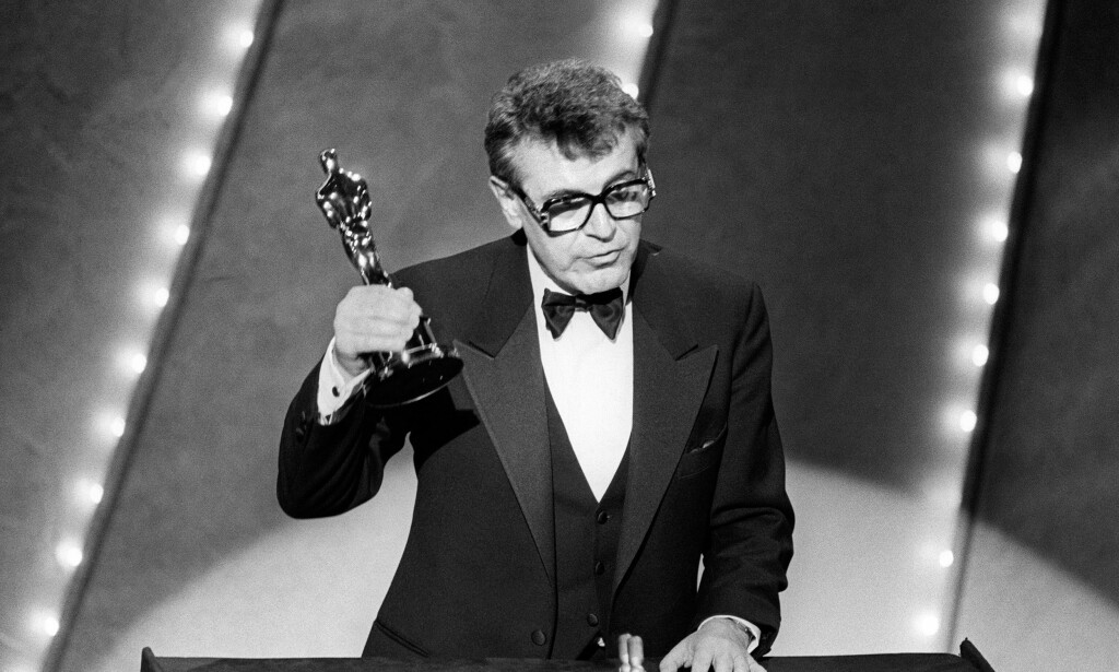 OSCAR-VINNER: Her mottar Milos Forman holds up his Oscar Oscar-statuetten for filmen Amadeus i 1985. Foto: NTB Scanpix OSCAR-VINNER: Her mottar Milos Forman holds up his Oscar Oscar-statuetten for filmen Amadeus i 1985. Foto: NTB Scanpix