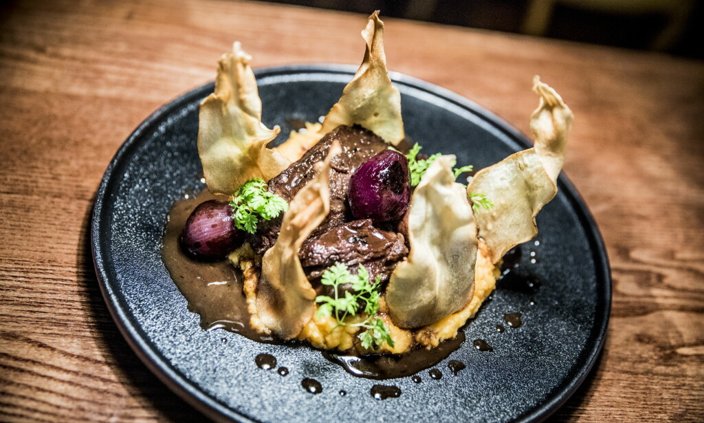 MENY: Du kan bestille en smaksmeny til 500 kroner eller velge deg ut noen retter à la carte. MENY: Du kan bestille en smaksmeny til 500 kroner eller velge deg ut noen retter à la carte.