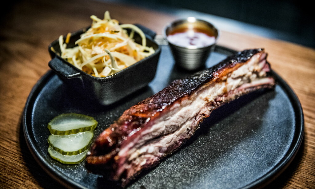 MENY: Du kan bestille en smaksmeny til 500 kroner eller velge deg ut noen retter à la carte. MENY: Du kan bestille en smaksmeny til 500 kroner eller velge deg ut noen retter à la carte.