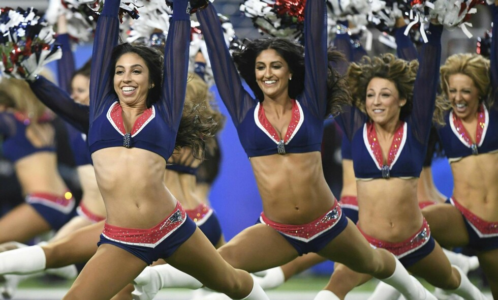 OMDISKUTERT: Cheerleaderne til New England Patriots under årets Super Bowl. Foto: AFP PHOTO / TIMOTHY A. CLARY OMDISKUTERT: Cheerleaderne til New England Patriots under årets Super Bowl. Foto: AFP PHOTO / TIMOTHY A. CLARY