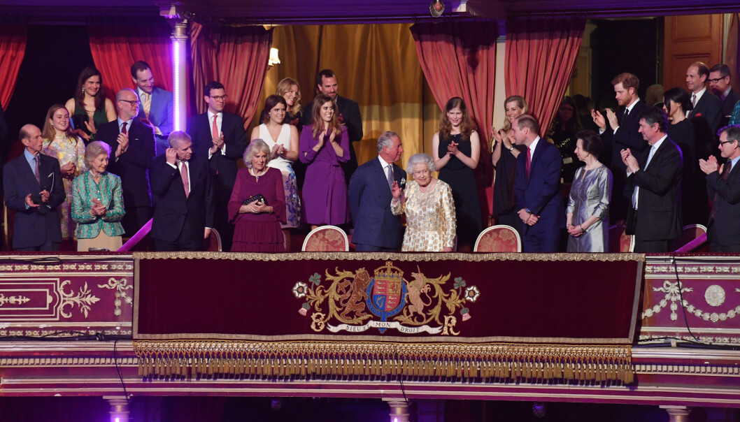STORSLÅTT FEIRING: 21. april feiret dronning Elizabeth II 92-årsdagen med en stjernespekket konsert i Royal Albert Hall. Her er hun omringet av sin nærmeste familie. Hertuginne Kate var ikke til stede, ettersom festlighetene ble avholdt kort tid før termin. To dager etter dronningens fødselsdag ble prinsen født. FOTO: NTB Scanpix STORSLÅTT FEIRING: 21. april feiret dronning Elizabeth II 92-årsdagen med en stjernespekket konsert i Royal Albert Hall. Her er hun omringet av sin nærmeste familie. Hertuginne Kate var ikke til stede, ettersom festlighetene ble avholdt kort tid før termin. To dager etter dronningens fødselsdag ble prinsen født. FOTO: NTB Scanpix