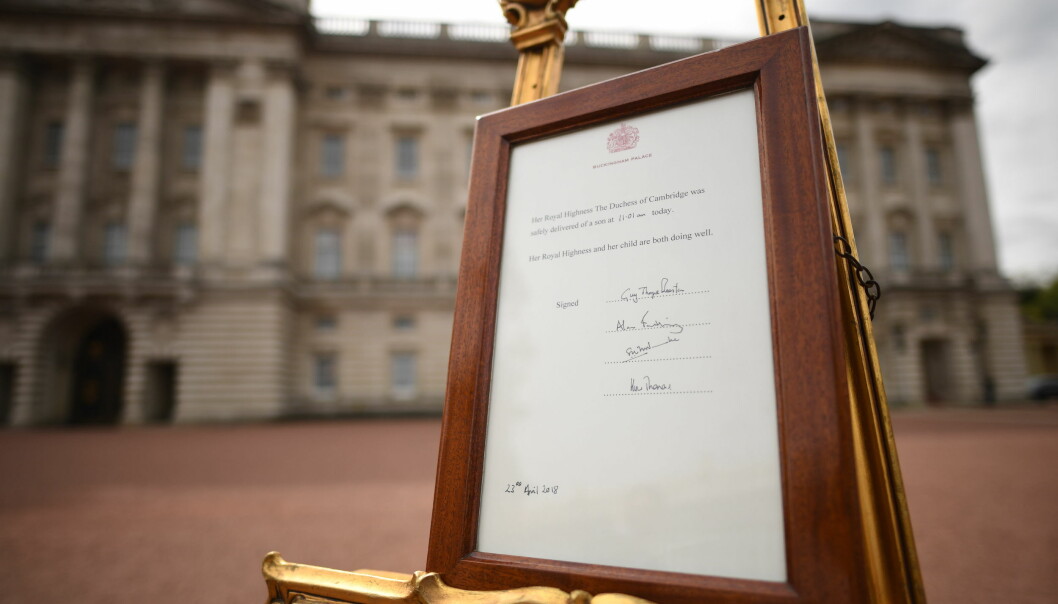 KUNNGJØRING: Utenfor Buckingham Palace ble det mandag ettermiddag satt opp en høytidelig kunngjøringsbeskjed i forbindelse med fødselen av den lille prinsen. FOTO: NTB Scanpix KUNNGJØRING: Utenfor Buckingham Palace ble det mandag ettermiddag satt opp en høytidelig kunngjøringsbeskjed i forbindelse med fødselen av den lille prinsen. FOTO: NTB Scanpix