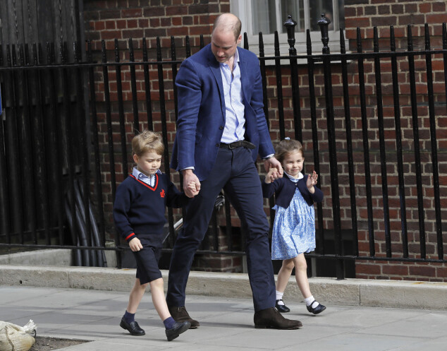 LILLEBROR: Prins George og prinsesse Charlotte kom hånd i hånd med pappa prins William til sykehuset for å hilse på sin nye lillebror. For noen skjønne barn! FOTO: NTB Scanpix LILLEBROR: Prins George og prinsesse Charlotte kom hånd i hånd med pappa prins William til sykehuset for å hilse på sin nye lillebror. For noen skjønne barn! FOTO: NTB Scanpix
