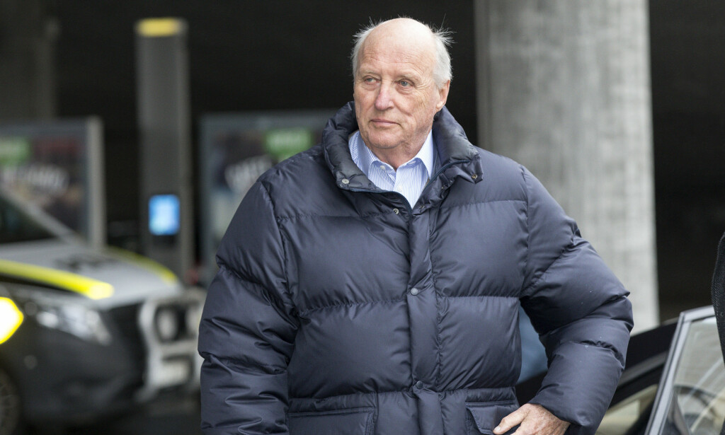 VONDT: Kong Harald er sykmeldt i en uke som følge av smerter i den ene foten. Her er han fotografert på vei til påskeferie. Foto: Andres Fadum VONDT: Kong Harald er sykmeldt i en uke som følge av smerter i den ene foten. Her er han fotografert på vei til påskeferie. Foto: Andres Fadum