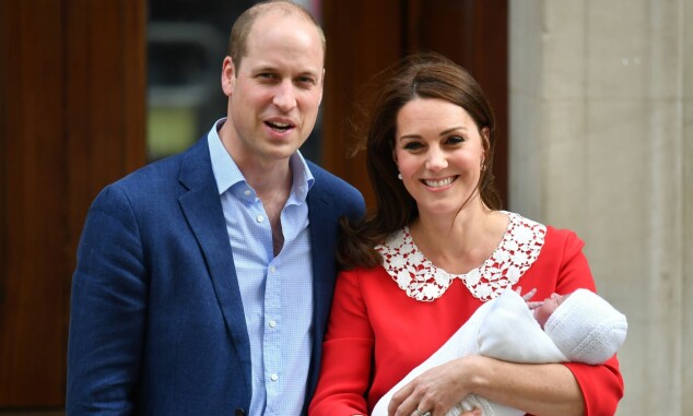 STOLTE: Prins William og hertuginne Kate strålte da de viste frem sønnen. Foto: NTB Scanpix STOLTE: Prins William og hertuginne Kate strålte da de viste frem sønnen. Foto: NTB Scanpix