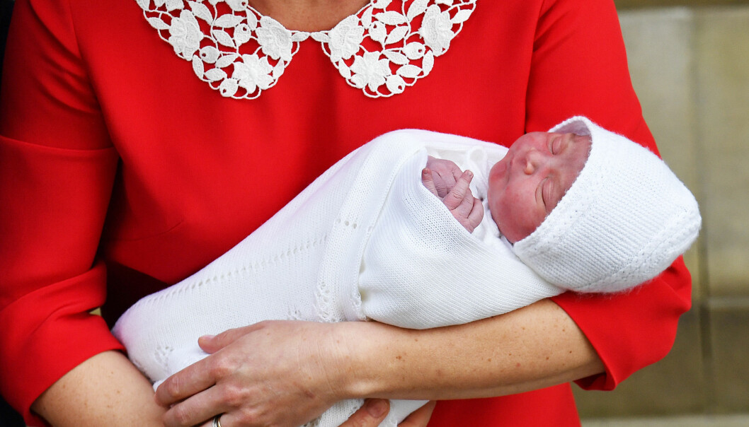 DEN LILLE PRINSEN: Mandag kveld fikk verden for første gang se det nye tilskuddet til den britiske kongefamilien. Foto: NTB Scanpix DEN LILLE PRINSEN: Mandag kveld fikk verden for første gang se det nye tilskuddet til den britiske kongefamilien. Foto: NTB Scanpix
