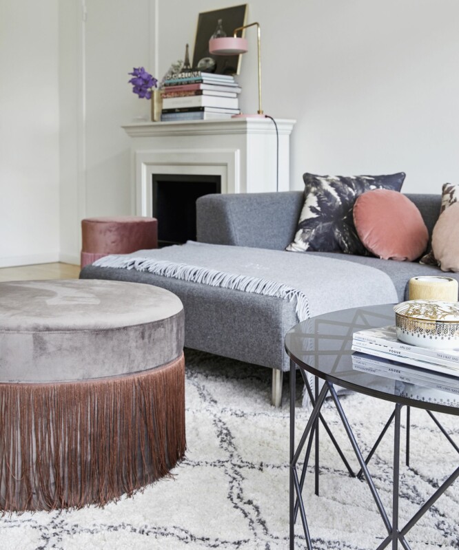 STUA: Silke har valgt nøytrale nyanser til veggene, sofaen og gulvteppet i stuen, og tilsatt tilbehør i dempede farger for å gi rommet liv. Gulvteppet er fra Ellos, sofa og sofabord er fra Bolia.com. Putene er blant annet fra Christina Lundsteen og De Fire Årstider. Den runde vase er fra Kähler, og krukken med gullprint er fra Bjørn Wiinblad. FOTO: Dianna Nilsson STUA: Silke har valgt nøytrale nyanser til veggene, sofaen og gulvteppet i stuen, og tilsatt tilbehør i dempede farger for å gi rommet liv. Gulvteppet er fra Ellos, sofa og sofabord er fra Bolia.com. Putene er blant annet fra Christina Lundsteen og De Fire Årstider. Den runde vase er fra Kähler, og krukken med gullprint er fra Bjørn Wiinblad. FOTO: Dianna Nilsson