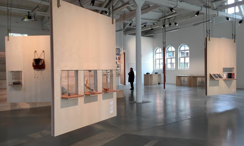ÅPENT LANDSKAP: Utstillingen «Let the River Flow» på Office for Contemporary Art forteller historien om samiske kunstneres politiske rolle siden Alta-aksjonen. Verkene er montert på hengende utstillingsvegger i ubehandlet kryssfiner, og gir følelsen av å bevege seg mellom bjørkestammer på vidda. <br>Foto: Arve Rød ÅPENT LANDSKAP: Utstillingen «Let the River Flow» på Office for Contemporary Art forteller historien om samiske kunstneres politiske rolle siden Alta-aksjonen. Verkene er montert på hengende utstillingsvegger i ubehandlet kryssfiner, og gir følelsen av å bevege seg mellom bjørkestammer på vidda. <br>Foto: Arve Rød