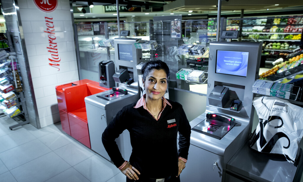 KLAR FOR ÅPNING: Butikksjef på Matkroken Steen & Strøm, Suman Kumari, ved de nye kassene. Foto: Coop KLAR FOR ÅPNING: Butikksjef på Matkroken Steen & Strøm, Suman Kumari, ved de nye kassene. Foto: Coop