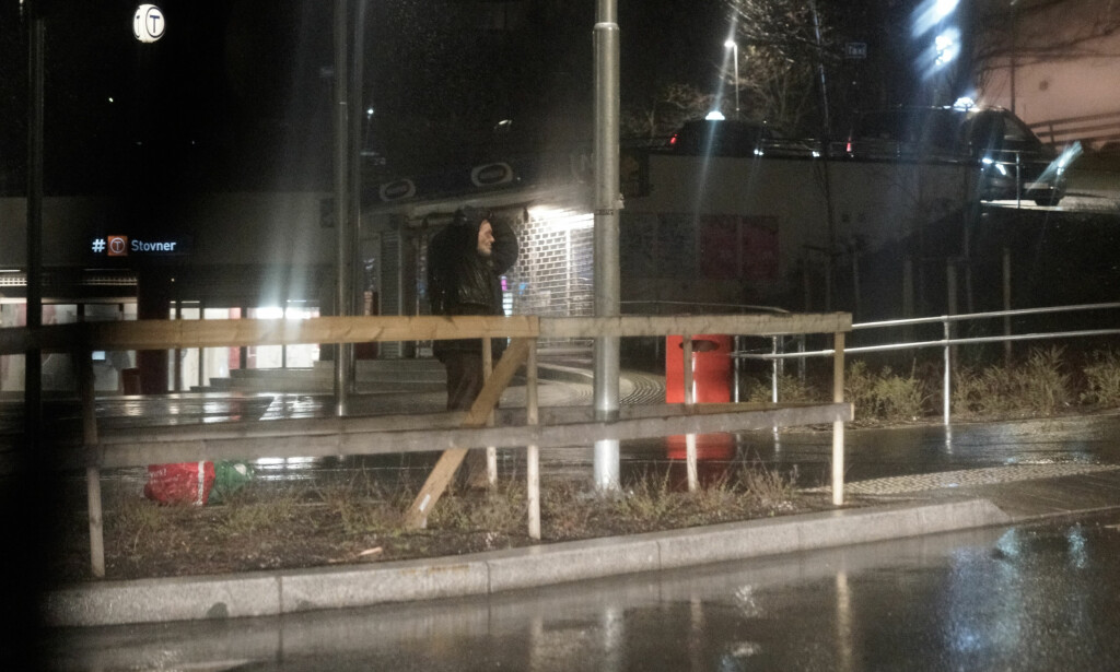 UVÆR: Da bussen med Frp-gjengen passerte rundkjøringa ved Stovner t-banestasjon, ble en mann i 60-åra observert mens han forsøkte å ta på seg hetta. Foto: Øistein Norum Monsen / Dagbladet UVÆR: Da bussen med Frp-gjengen passerte rundkjøringa ved Stovner t-banestasjon, ble en mann i 60-åra observert mens han forsøkte å ta på seg hetta. Foto: Øistein Norum Monsen / Dagbladet
