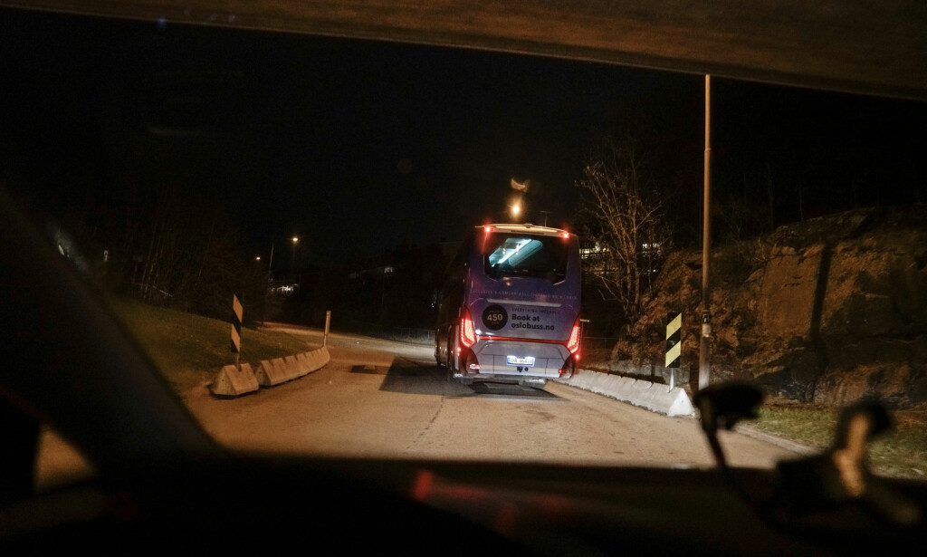 PÅ TUR: Turbussen, som på dagen hadde fraktet cruiseturister rundt på Oslos vestkant, ble mandag kveld politikernes transport på østkanten. Foto: Øistein Norum Monsen / Dagbladet PÅ TUR: Turbussen, som på dagen hadde fraktet cruiseturister rundt på Oslos vestkant, ble mandag kveld politikernes transport på østkanten. Foto: Øistein Norum Monsen / Dagbladet