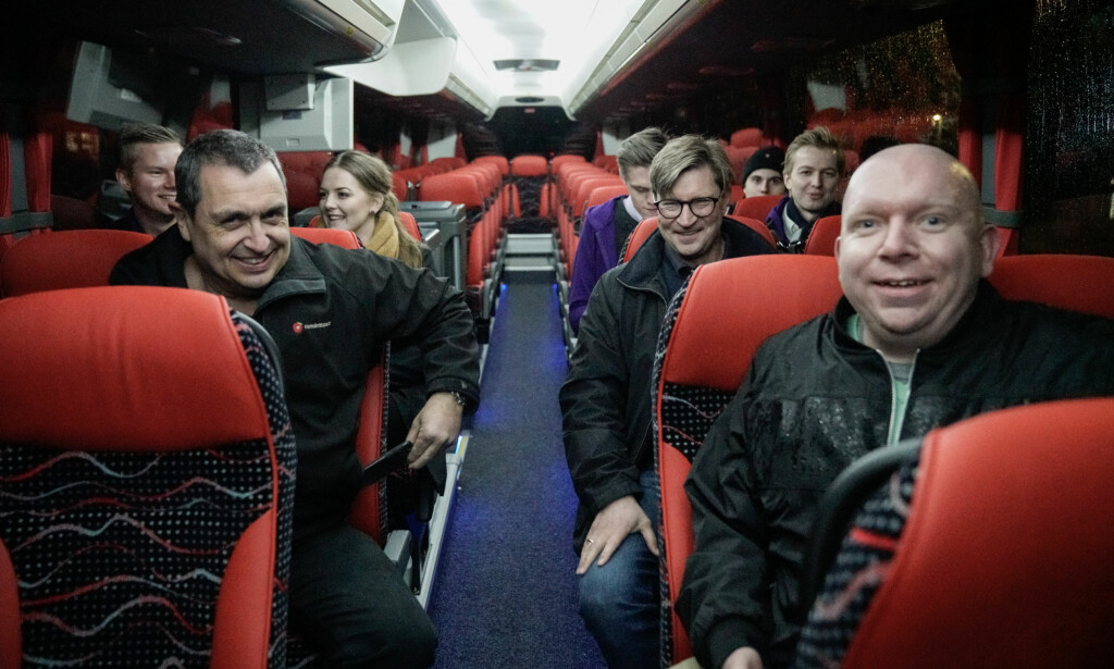 TURBUSS: Trygt tilbake i turbussens varme favn, mimret Frp-gjengen om østkant-ekskursjonen som de akkurat hadde vært med på. Foto: Øistein Norum Monsen / Dagbladet TURBUSS: Trygt tilbake i turbussens varme favn, mimret Frp-gjengen om østkant-ekskursjonen som de akkurat hadde vært med på. Foto: Øistein Norum Monsen / Dagbladet