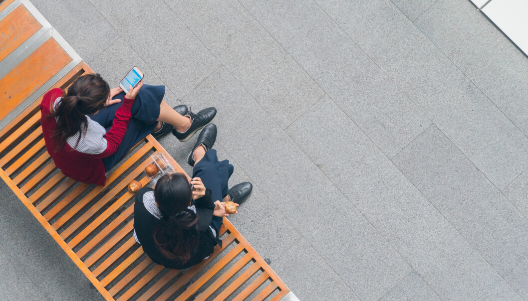 PHONELINESS: Når vi lar telefonen oversygge det sosiale livet vårt kan det nok føre til ensomhet. FOTO: NTB Scanpix PHONELINESS: Når vi lar telefonen oversygge det sosiale livet vårt kan det nok føre til ensomhet. FOTO: NTB Scanpix