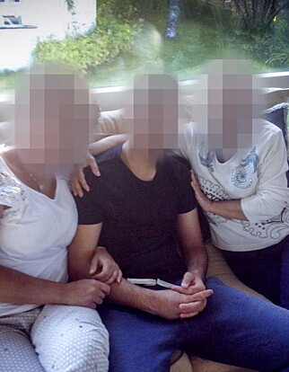 IKKE STOR: Her er Max sammen med sin mor og nestemor rett før han flyttet inn på Vestlundveien ungdomssenter første gang. Foto: Privat. IKKE STOR: Her er Max sammen med sin mor og nestemor rett før han flyttet inn på Vestlundveien ungdomssenter første gang. Foto: Privat.