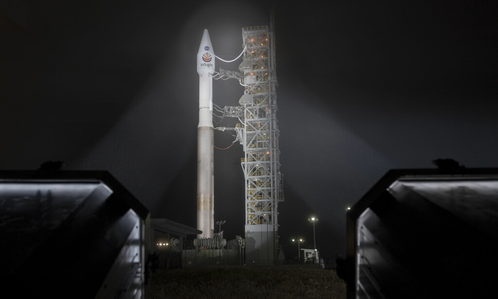 SKUTT OPP: Atlas V-raketten som skal frakte romfartøyet InSight til Mars, ble skutt opp fra Vandenberg Air Force Base i California natt til lørdag. Foto: AP / NTB scanpix SKUTT OPP: Atlas V-raketten som skal frakte romfartøyet InSight til Mars, ble skutt opp fra Vandenberg Air Force Base i California natt til lørdag. Foto: AP / NTB scanpix