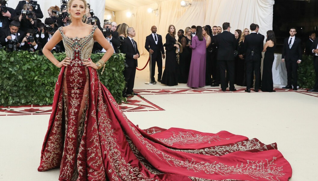 MASSIVT BRODERI: Blake Lively i en kjole fra Versace som ifølge Vogue skal ha tatt over 600 timer å brodere. Foto: NTB Scanpix MASSIVT BRODERI: Blake Lively i en kjole fra Versace som ifølge Vogue skal ha tatt over 600 timer å brodere. Foto: NTB Scanpix
