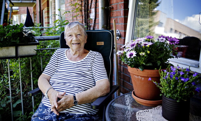 PÅ BALKONGEN: Britt Granly (82) skal feire 17. mai på Ensjøtunet i Oslo. Foto: Nina Hansen / Dagbladet PÅ BALKONGEN: Britt Granly (82) skal feire 17. mai på Ensjøtunet i Oslo. Foto: Nina Hansen / Dagbladet