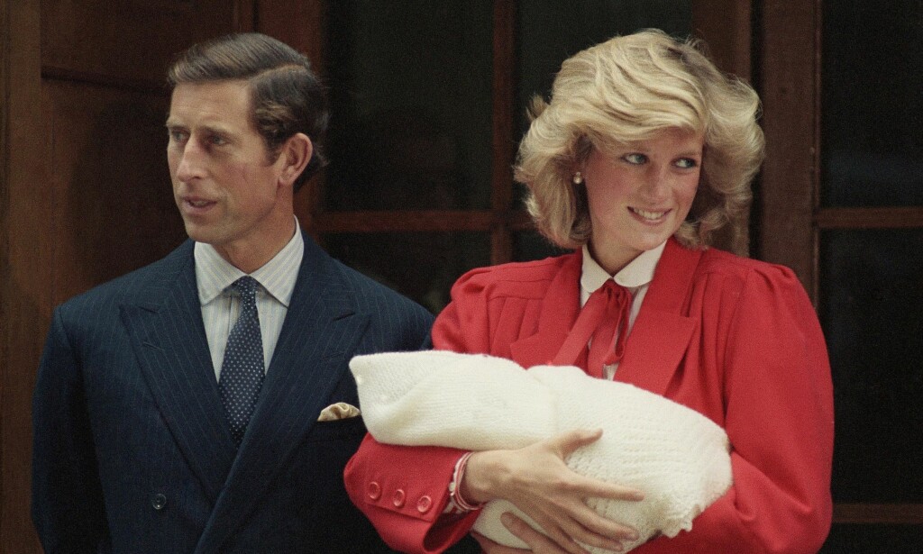 STOLT FAR: Prins Charles skal følge sin svigerdatter til alters lørdag ettermiddag. Her er han og prinsesse Diana fotografert sammen utenfor sykehuset, like etter at Harry ble født. Foto: NTB scanpix STOLT FAR: Prins Charles skal følge sin svigerdatter til alters lørdag ettermiddag. Her er han og prinsesse Diana fotografert sammen utenfor sykehuset, like etter at Harry ble født. Foto: NTB scanpix