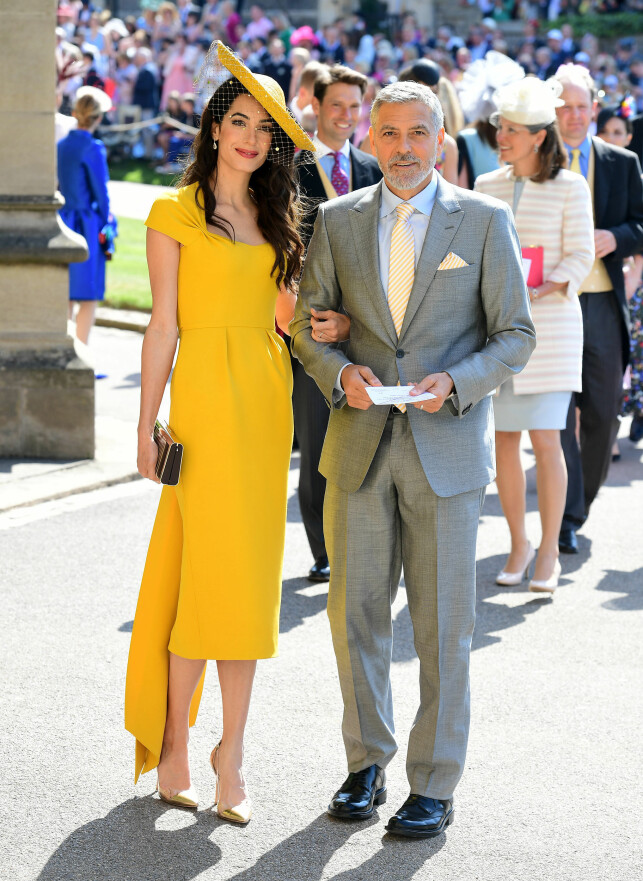 I GULT: Amal Clooney strålte i okergult, mens George Clooney gikk for grå dress og tilbehør som matchet konas antrekk. Foto: NTB scanpix I GULT: Amal Clooney strålte i okergult, mens George Clooney gikk for grå dress og tilbehør som matchet konas antrekk. Foto: NTB scanpix