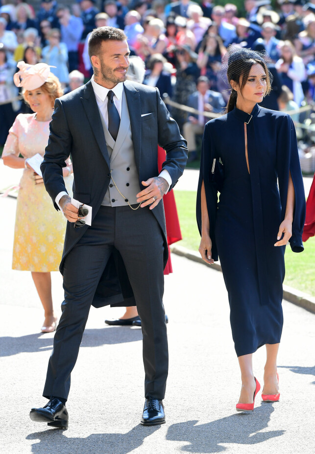I MARINEBLÅTT: David og Victoria Beckham ankom sammen - uten hver sin OBE-medalje på jakkeslaget. Foto: NTB scanpix I MARINEBLÅTT: David og Victoria Beckham ankom sammen - uten hver sin OBE-medalje på jakkeslaget. Foto: NTB scanpix