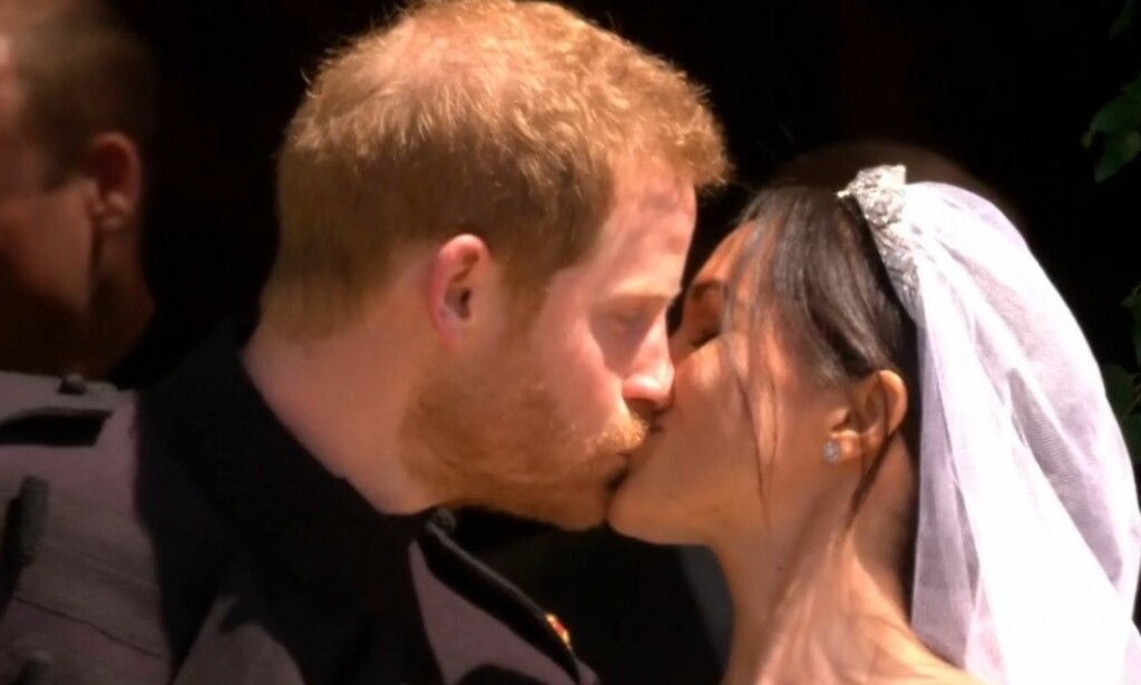 GIFT: Prins Harry og Meghan Markle gir hverandre et kyss, og kan endelig kalle seg mann og kone. Foto: Skjermbilde GIFT: Prins Harry og Meghan Markle gir hverandre et kyss, og kan endelig kalle seg mann og kone. Foto: Skjermbilde