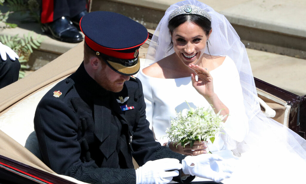 FORNØYDE: Det er ingen tvil om at det forelskede paret nyter bryllupsdagen. Nå skal de ut på en tur gjennom Windsor, før det er duket for lunsj i regi av dronning Elizabeth. Foto: NTB Scanpix FORNØYDE: Det er ingen tvil om at det forelskede paret nyter bryllupsdagen. Nå skal de ut på en tur gjennom Windsor, før det er duket for lunsj i regi av dronning Elizabeth. Foto: NTB Scanpix