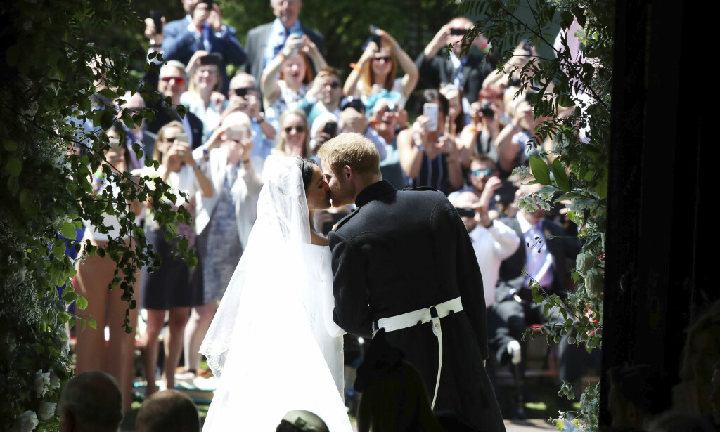 HYLLES: Mange har møtt opp for å få et glimt av brudeparet Meghan Markle og prins Harry. Foto: NTB Scanpix HYLLES: Mange har møtt opp for å få et glimt av brudeparet Meghan Markle og prins Harry. Foto: NTB Scanpix