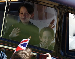 I FYR OG FLAMME: De unge tvillingguttene var tydelig begeistret for oppgaven de fikk i prinsebryllupet. Foto: Odd Andersen / Apf / NTB Scanpix I FYR OG FLAMME: De unge tvillingguttene var tydelig begeistret for oppgaven de fikk i prinsebryllupet. Foto: Odd Andersen / Apf / NTB Scanpix