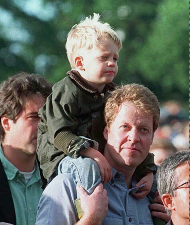 1998: Lille Louis satt på farens skuldre i august 1998, ett år etter at prinsesse Diana - jarlens søster - døde i Paris. Foto: NTB scanpix 1998: Lille Louis satt på farens skuldre i august 1998, ett år etter at prinsesse Diana - jarlens søster - døde i Paris. Foto: NTB scanpix
