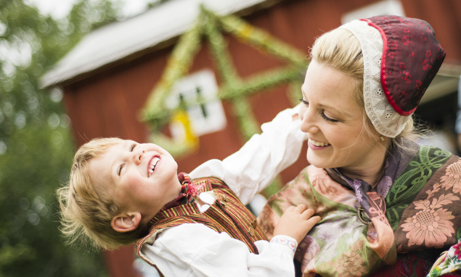 LIVLIG KVELD: Midtsommerfesten er full av moro for hele familien. Foto: Per Bifrost. LIVLIG KVELD: Midtsommerfesten er full av moro for hele familien. Foto: Per Bifrost.