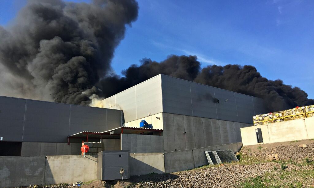 image: Brann hos avfallsfirma i Vestfold - 150-180 boliger evakueres