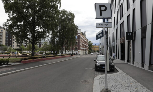 BETALTE FEIL: Det var i denne gata Hanne Kristin Rohde i vinter fikk parkeringsboten. Hun hadde betalt for en takstgruppe som er på andre siden av Akerselva (til venstre). Foto: Nina Hansen / Dagbladet BETALTE FEIL: Det var i denne gata Hanne Kristin Rohde i vinter fikk parkeringsboten. Hun hadde betalt for en takstgruppe som er på andre siden av Akerselva (til venstre). Foto: Nina Hansen / Dagbladet