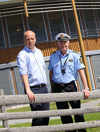 MØTE: Trygve Slagsvold Vedum er sterkt kritisk til nedleggelsen av Politihøgskolens avdeling i Kongsvinger. Her sammen med daglig leder Bjørn Karlsen. Foto: Privat MØTE: Trygve Slagsvold Vedum er sterkt kritisk til nedleggelsen av Politihøgskolens avdeling i Kongsvinger. Her sammen med daglig leder Bjørn Karlsen. Foto: Privat