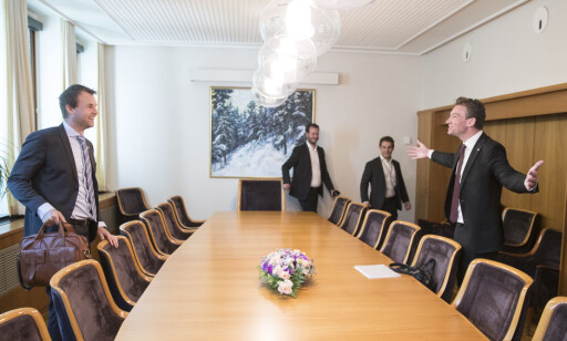 INNSPURT: Kjell Ingolf Ropstad (KrF) forhandler nå om revidert nasjonalbudsjett med Henrik Asheim (H) og Helge André Njåstad (Frp). Nummer to fra høyre er Frp-rådgiver Magnus Birkelund. Foto: Vidar Ruud / NTB scanpix INNSPURT: Kjell Ingolf Ropstad (KrF) forhandler nå om revidert nasjonalbudsjett med Henrik Asheim (H) og Helge André Njåstad (Frp). Nummer to fra høyre er Frp-rådgiver Magnus Birkelund. Foto: Vidar Ruud / NTB scanpix