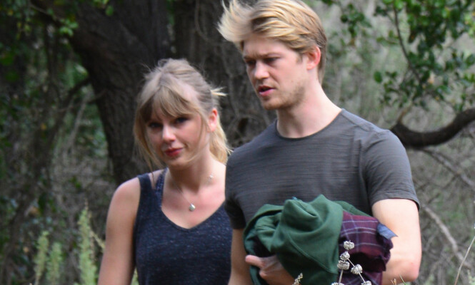 KJÆRESTER: Taylor og Joe holder en lav profil, og det er ikke ofte at vi ser dem sammen. Her er de avbildet på tur i Malibu i Mars. Foto: Splash News / NTB Scanpix KJÆRESTER: Taylor og Joe holder en lav profil, og det er ikke ofte at vi ser dem sammen. Her er de avbildet på tur i Malibu i Mars. Foto: Splash News / NTB Scanpix