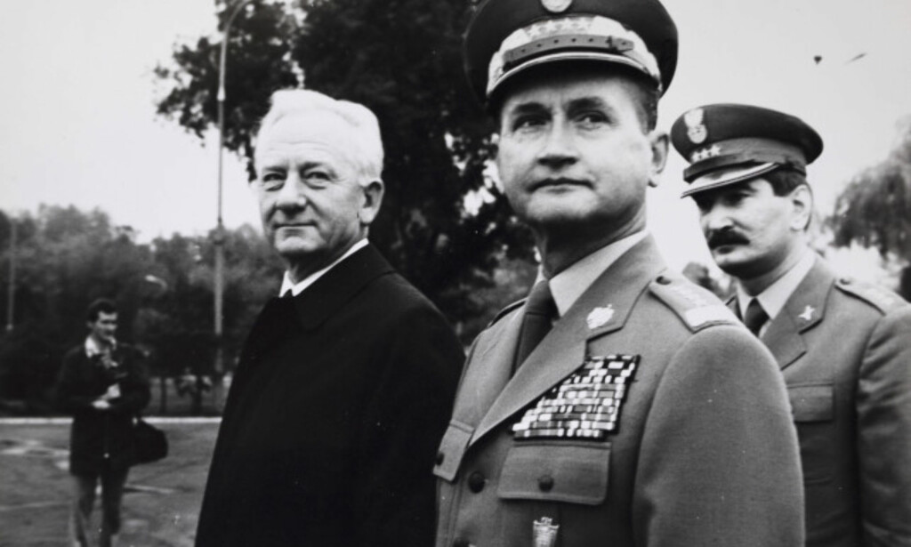 KUPPET MAKTA: General Wojciech Jaruzelski (midten) var forsvarsminister da den norske motparten Rolf Hansen (til venstre) var på besøk i Polen på slutten av 1970-tallet. Kort tid etter innførte generalen unntakstilstand og tok makta i Polen. Etterretningstoppen Jerzy Gryz (til høyre) snakker norsk og tolket ved slike anledninger. Foto: Privat KUPPET MAKTA: General Wojciech Jaruzelski (midten) var forsvarsminister da den norske motparten Rolf Hansen (til venstre) var på besøk i Polen på slutten av 1970-tallet. Kort tid etter innførte generalen unntakstilstand og tok makta i Polen. Etterretningstoppen Jerzy Gryz (til høyre) snakker norsk og tolket ved slike anledninger. Foto: Privat
