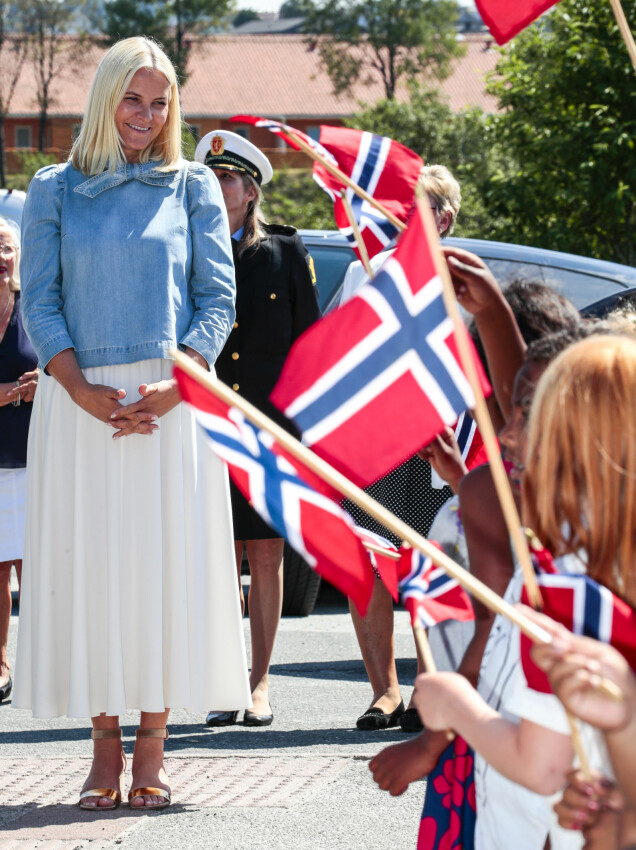 ØNSKET VELKOMMEN MED FLAGG: Kronprinsesse Mette-Marit avbildet etter ankomst på Egersund stasjon torsdag. Foto: Lise Åserud/ NTB scanpix ØNSKET VELKOMMEN MED FLAGG: Kronprinsesse Mette-Marit avbildet etter ankomst på Egersund stasjon torsdag. Foto: Lise Åserud/ NTB scanpix