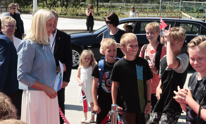 STOR STAS: Det er tydelig at det er stas å få treffe landets kronprinsesse. Foto: Lise Åserud / NTB Scanpix STOR STAS: Det er tydelig at det er stas å få treffe landets kronprinsesse. Foto: Lise Åserud / NTB Scanpix