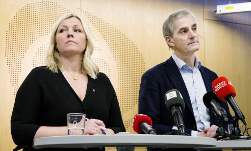 VARSLINGSSAKENE: Støre og partisekretær Kjersti Stenseng svarer på spørsmål fra pressen om varslingssakene mot Trond Giske. Foto: Henning Lillegård / Dagbladet . VARSLINGSSAKENE: Støre og partisekretær Kjersti Stenseng svarer på spørsmål fra pressen om varslingssakene mot Trond Giske. Foto: Henning Lillegård / Dagbladet .