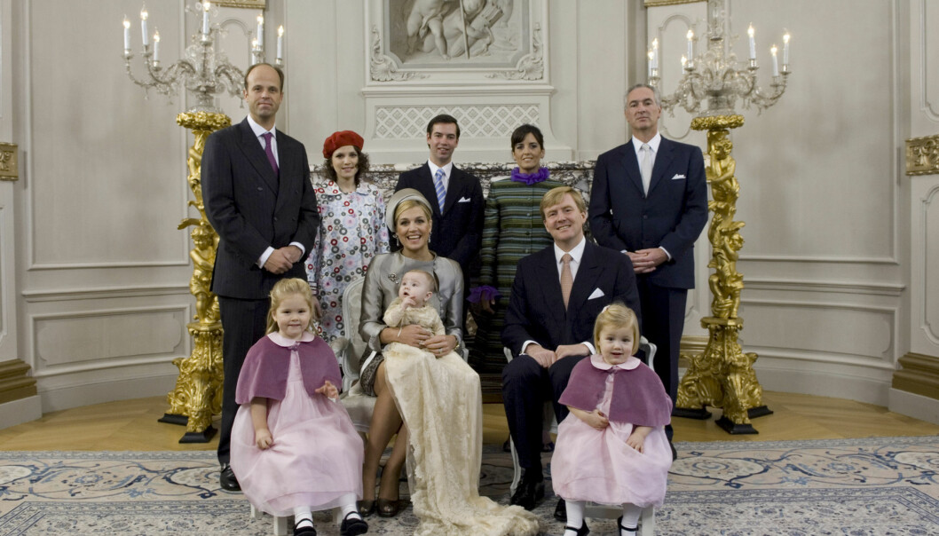 SVÆRT NÆRE: Inés Zorreguieta (nr.2 bakerst t.v.) var et naturlig valg som fadder da dronning Máximas yngste datter prinsesse Ariane ble døpt i 2007. FOTO: NTB Scanpix SVÆRT NÆRE: Inés Zorreguieta (nr.2 bakerst t.v.) var et naturlig valg som fadder da dronning Máximas yngste datter prinsesse Ariane ble døpt i 2007. FOTO: NTB Scanpix