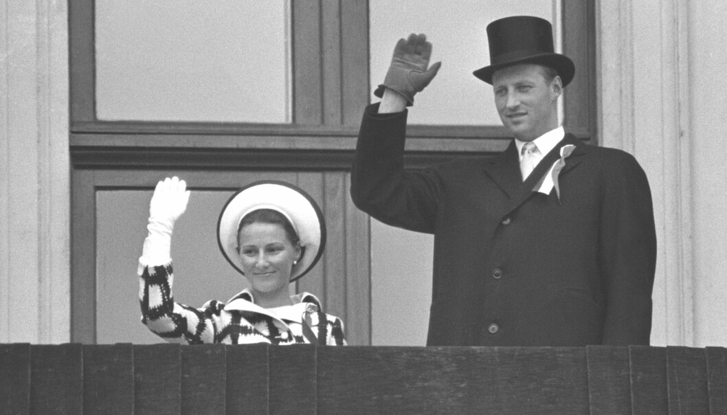 TAPPER: Kronprinsesse Sonja og kronprins Harald fotografert på slottsbalkongen på 17. mai 1970. Da var det gått fire uker siden hun mistet storesøsteren Gry Henriksen. FOTO: NTB Scanpix TAPPER: Kronprinsesse Sonja og kronprins Harald fotografert på slottsbalkongen på 17. mai 1970. Da var det gått fire uker siden hun mistet storesøsteren Gry Henriksen. FOTO: NTB Scanpix