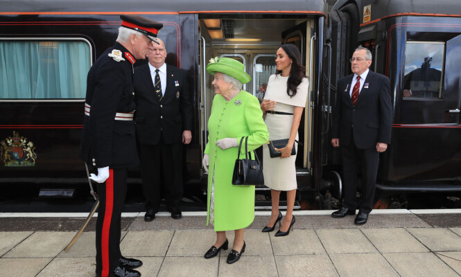 STILFULL DUO: Dronning Elizabeth og hertuginne Meghan ankom Cheshire torsdag formiddag etter å ha overnattet på det prestisjefylte kongetoget. Foto: NTB scanpix STILFULL DUO: Dronning Elizabeth og hertuginne Meghan ankom Cheshire torsdag formiddag etter å ha overnattet på det prestisjefylte kongetoget. Foto: NTB scanpix