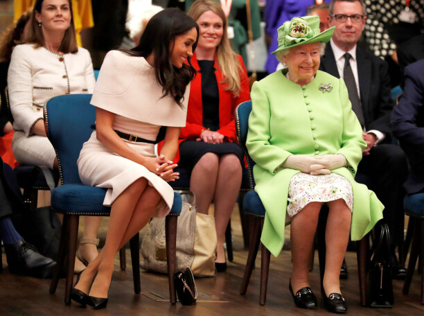 GOD TONE: Hertuginne Meghan og dronning Elizabeth under besøket på Storyhouse. Foto: Reuters/ NTB scanpix GOD TONE: Hertuginne Meghan og dronning Elizabeth under besøket på Storyhouse. Foto: Reuters/ NTB scanpix