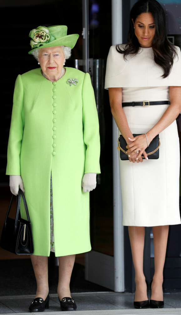 I STILLHET: Dronning Elizabeth og hertuginnen av Sussex mintes ofrene etter Grenfell Tower-brannen under sitt besøk på Storyhouse i Chester torsdag. Foto: NTB scanpix I STILLHET: Dronning Elizabeth og hertuginnen av Sussex mintes ofrene etter Grenfell Tower-brannen under sitt besøk på Storyhouse i Chester torsdag. Foto: NTB scanpix
