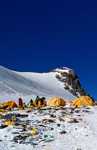 TONNEVIS: Bare i mai ble det hentet ned 8,5 tonn søppel fra Everest. Det er bare en dråpe i havet. Foto: AFP / NTB Scanpix TONNEVIS: Bare i mai ble det hentet ned 8,5 tonn søppel fra Everest. Det er bare en dråpe i havet. Foto: AFP / NTB Scanpix