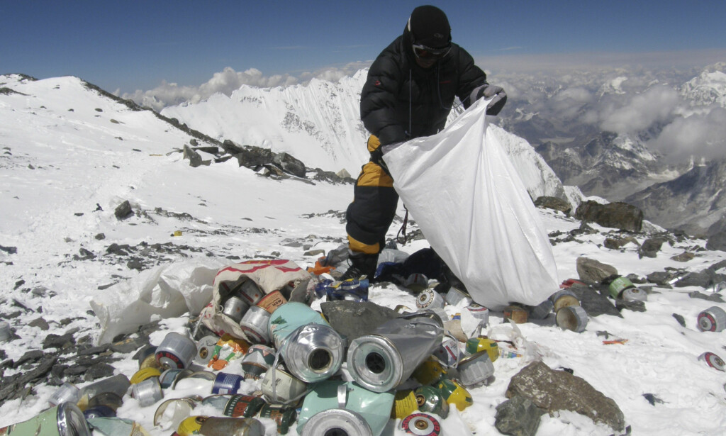 VEDVARENDE PROBLEM: Dette bildet er fra en tidligere sesong, og viser en sherpa som samler inn søppel fra klatrere i 8000 meters høyde. Foto: AFP / NTB Scanpix VEDVARENDE PROBLEM: Dette bildet er fra en tidligere sesong, og viser en sherpa som samler inn søppel fra klatrere i 8000 meters høyde. Foto: AFP / NTB Scanpix