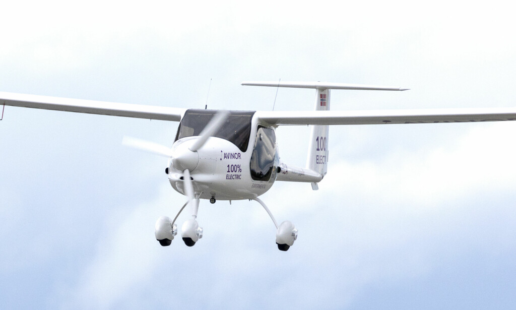 EN SPED START: Et helelktrisk toseters Alpha Electro G2 som blir levert av en av Europas største flyfabrikker, Pipistrel i Slovenia, var mandag på vingene over Gardermoen. Foto: Gorm Kallestad, NTB Scanpix EN SPED START: Et helelktrisk toseters Alpha Electro G2 som blir levert av en av Europas største flyfabrikker, Pipistrel i Slovenia, var mandag på vingene over Gardermoen. Foto: Gorm Kallestad, NTB Scanpix
